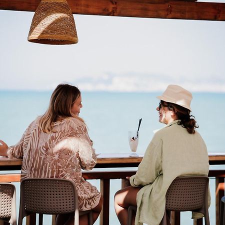 Klajdi Resort & Spa Golem  Luaran gambar Two women at a beach bar