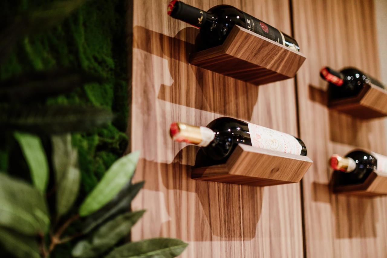 Klajdi Resort & Spa Golem  Luaran gambar Wine bottles stored on a wall mounted wine rack