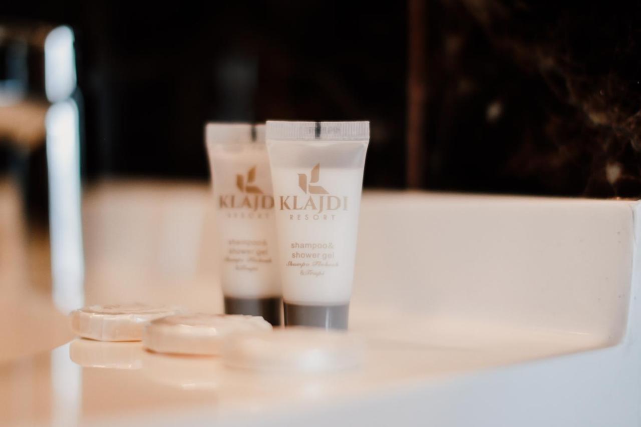 Klajdi Resort & Spa Golem  Luaran gambar A set of amenities by ALATORIUM