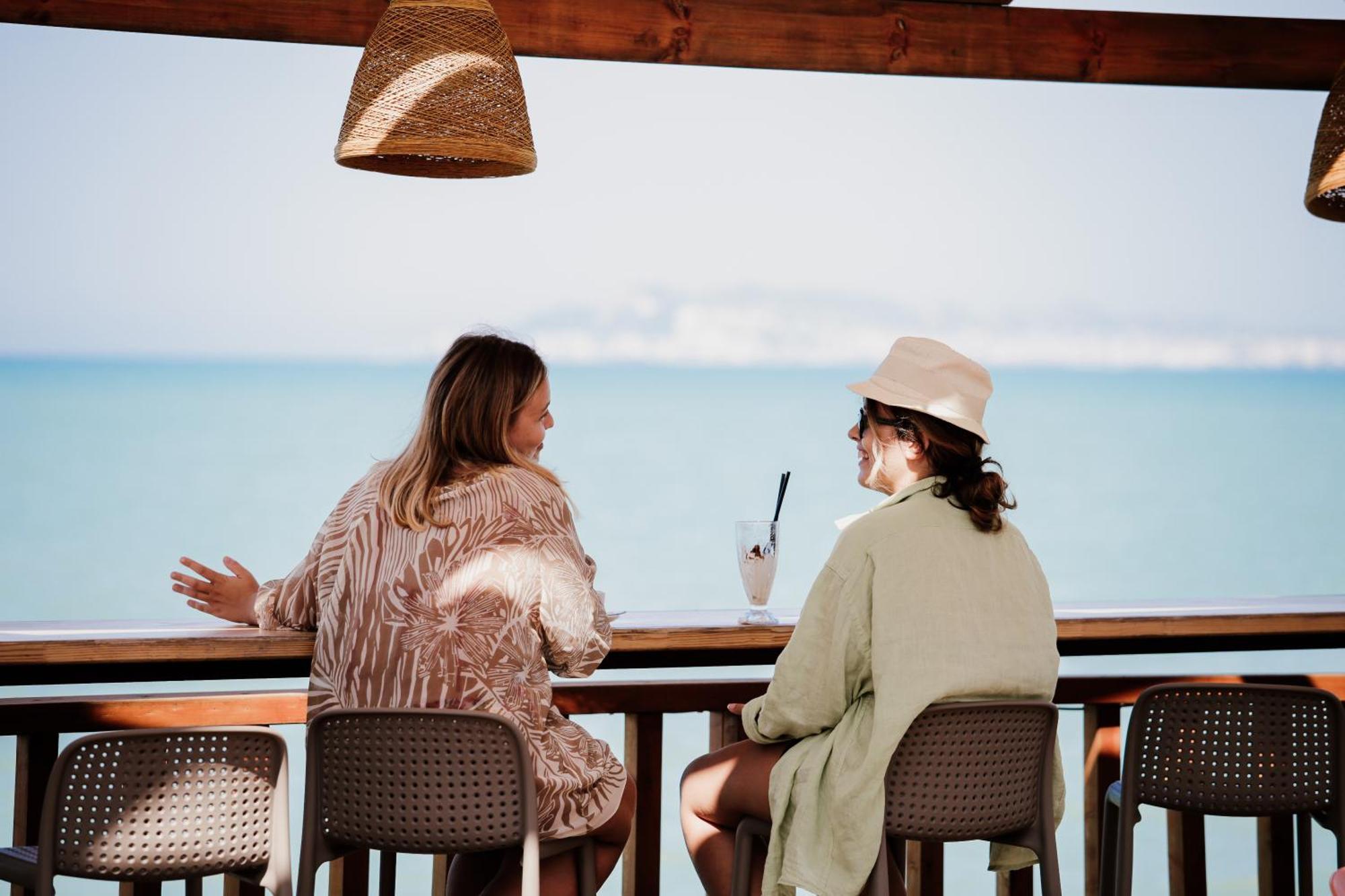 Klajdi Resort & Spa Golem  Luaran gambar Two women at a beach bar
