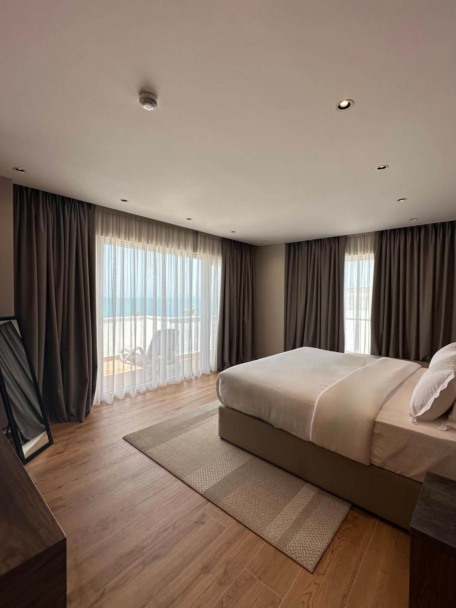 Klajdi Resort & Spa Golem  Bilik gambar A bedroom with curtains